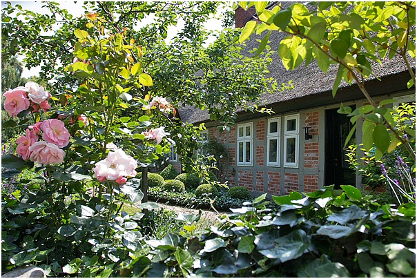 Garten vor einem Fachwerkhaus in Egestorf