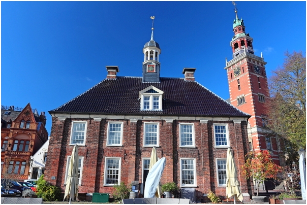 Die Alte Waage am Handelshafen entstand 1714 als letzter Bau im Stil des
 niederländischen klassizistischen Barock in Ostfriesland. 