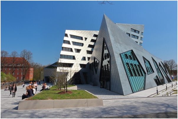 Das von US-Stararchitekt Daniel Libeskind entworfene neue Zentralgebäude der Leuphana Universität Lüneburg ist mit einem Festakt 2017 eröffnet worden.