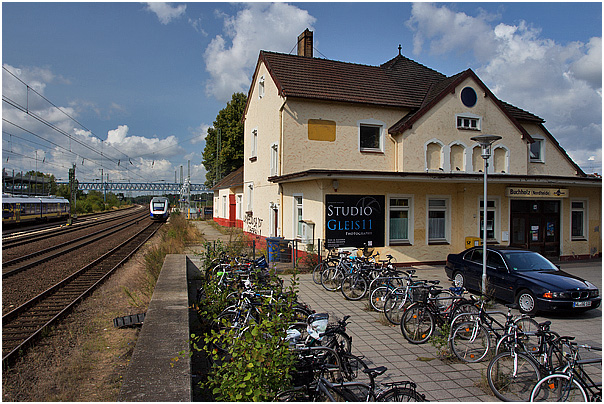 Start am Buchholzer Bahnhof, 
dann über die Fußgängerbrücke in Richtung Parkhaus Rütgersstraße